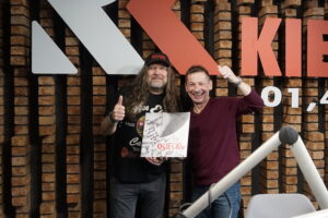 15.02.2025. Radio Kielce. Paweł Solarz otrzymał od zespołu DE MONO limitowany podwójny winylowy album "OsieckY". / Fot. Dionizy Krawczyński - Radio Kielce