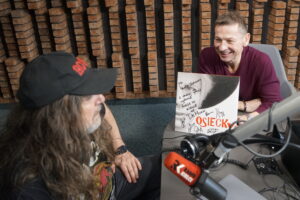 15.02.2025. Radio Kielce. Paweł Solarz otrzymał od zespołu DE MONO limitowany podwójny winylowy album "OsieckY". / Fot. Dionizy Krawczyński - Radio Kielce