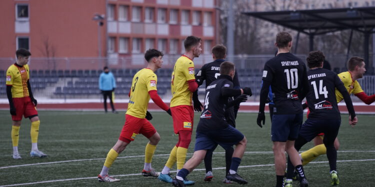 19.02.2025. Kielce. Mecz sparingowy Korona II Kielce - Spartakus - Daleszyce / Fot. Adrian Karwat - Radio Kielce