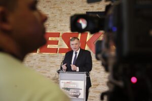 12.02.2025 Skarżysko-Kamienna. Konferencja w Mesko. Na zdjęciu wiceminister obrony Paweł Bejda / Fot. Jarosław Kubalski - Radio Kielce