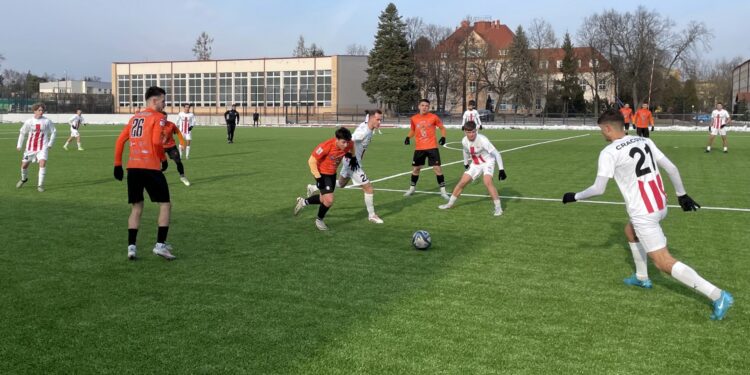 Trzecioligowcy wracają do gry. Ciekawe derby w Połańcu