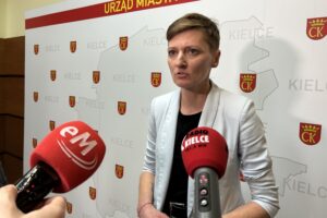 24.02.2025. Kielce. Spotkanie z przedstawicielami miasta w sprawie zakupu Korony Kielce. Na zdjęciu: Agata Wojda - prezydentka Kielc / Fot. Marcin Marszałek - Radio Kielce