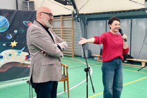 06.02.2025. Kielce. Waldemar Cichoń podczas spotkania z uczniami Zespołu Szkół im. Juliusza Verne’a. / Fot. Dorota Klusek - Radio Kielce