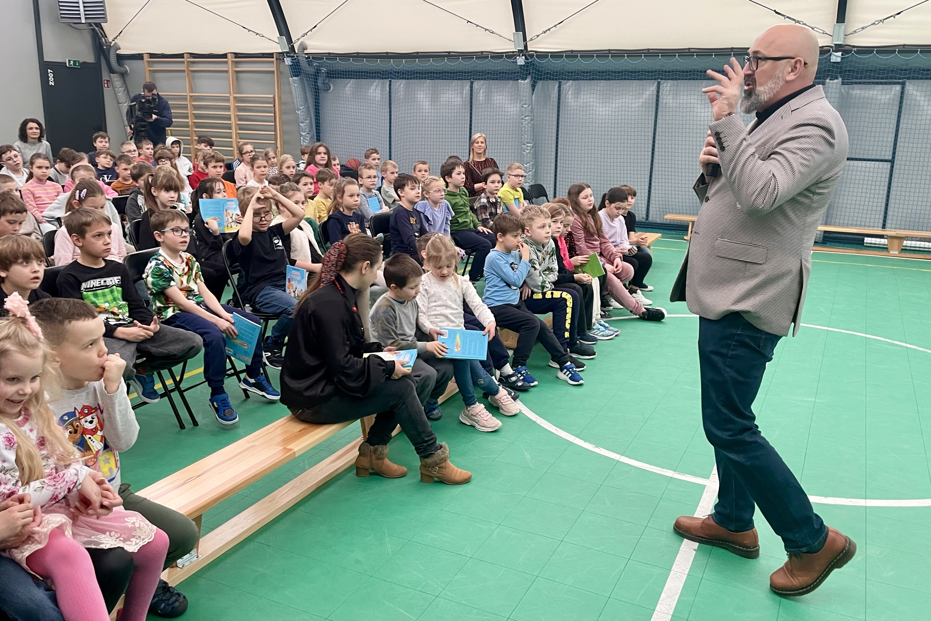 Cukierek pokazuje, iż książka to nie jest nudziarstwo