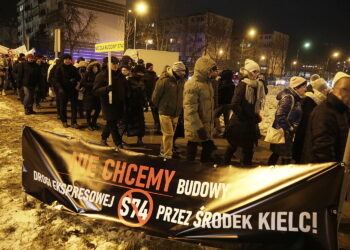 14.02.2024 Kielce. Ulica Jesionowa. Protest przeciw trasie S74 przez miasto / Fot. Jarosław Kubalski - Radio Kielce