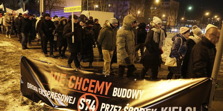 14.02.2024 Kielce. Ulica Jesionowa. Protest przeciw trasie S74 przez miasto / Fot. Jarosław Kubalski - Radio Kielce