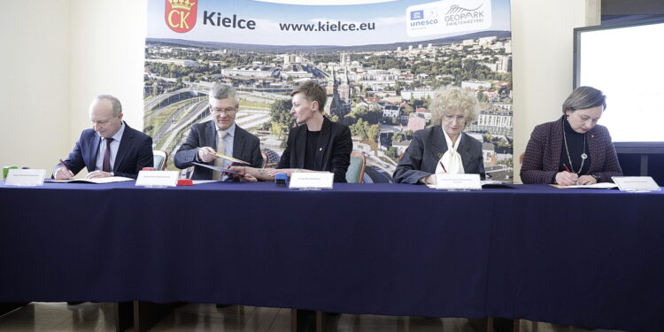 21.02.2025 Kielce. UM. Podpisanie porozumienia organizatorów Kieleckich Dni Informatyki 2025 / Fot. Jarosław Kubalski - Radio Kielce