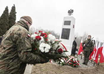 28.02.2025 Kielce. Cmentarz na Piaskach. Złożenie kwiatów przed pomnikiem poświęconym pamięci żołnierzy AK, NSZ / Fot. Jarosław Kubalski - Radio Kielce