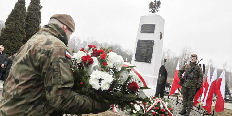 28.02.2025 Kielce. Cmentarz na Piaskach. Złożenie kwiatów przed pomnikiem poświęconym pamięci żołnierzy AK, NSZ / Fot. Jarosław Kubalski - Radio Kielce