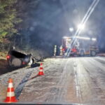 Dachowanie pojazdu. Ratownicy zabrali rannych