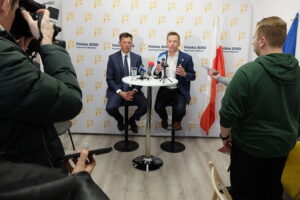 24.02.2025. Kielce. Na zdjęciu (od lewej): posłowie Ryszard Petru i Rafał Kasprzyk. / Fot. Jarosław Kubalski - Radio Kielce