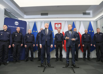 4.02.2025. Warszawa. Premier Donald Tusk oraz minister spraw wewnętrznych i administracji, koordynator służb specjalnych Tomasz Siemoniak podczas konferencji prasowej w siedzibie Komendy Głównej Policji w Warszawie. Premier i szef MSWiA przedstawili propozycje zmian w systemie świadczeń mieszkaniowych dla funkcjonariuszy / Fot. PAP - Leszek Szymański