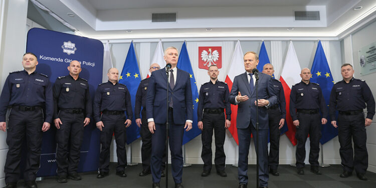 4.02.2025. Warszawa. Premier Donald Tusk oraz minister spraw wewnętrznych i administracji, koordynator służb specjalnych Tomasz Siemoniak podczas konferencji prasowej w siedzibie Komendy Głównej Policji w Warszawie. Premier i szef MSWiA przedstawili propozycje zmian w systemie świadczeń mieszkaniowych dla funkcjonariuszy / Fot. PAP - Leszek Szymański