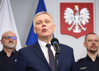 4.02.2025. Warszawa. Minister spraw wewnętrznych i administracji, koordynator służb specjalnych Tomasz Siemoniak podczas konferencji prasowej w siedzibie Komendy Głównej Policji w Warszawie. Szef MSWiA przedstawił propozycje zmian w systemie świadczeń mieszkaniowych dla funkcjonariuszy / Fot. PAP - Leszek Szymański