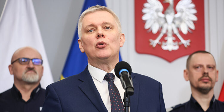 4.02.2025. Warszawa. Minister spraw wewnętrznych i administracji, koordynator służb specjalnych Tomasz Siemoniak podczas konferencji prasowej w siedzibie Komendy Głównej Policji w Warszawie. Szef MSWiA przedstawił propozycje zmian w systemie świadczeń mieszkaniowych dla funkcjonariuszy / Fot. PAP - Leszek Szymański