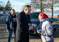 22.02.2025. Kamień Pomorski. Kandydat Komitetu Obywatelskiego w wyborach na prezydenta RP popierany przez Prawo i Sprawiedliwość, prezes Instytutu Pamięci Narodowej Karol Nawrocki (w środku) na spotkaniu z mieszkańcami w Kamieniu Pomorskim / Fot. PAP - Marcin Bielecki