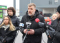 25.02.2025. Warszawa. Kandydat partii Razem w wyborach na prezydenta RP Adrian Zandberg i posłanka Lewicy Marcelina Zawisza podczas briefingu prasowego / Fot. PAP - Albert Zawada