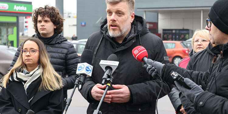 25.02.2025. Warszawa. Kandydat partii Razem w wyborach na prezydenta RP Adrian Zandberg i posłanka Lewicy Marcelina Zawisza podczas briefingu prasowego / Fot. PAP - Albert Zawada