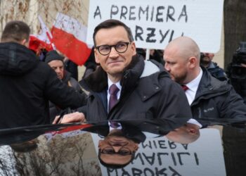 27.02.2025. Warszawa. Były premier, poseł PiS Mateusz Morawiecki po wyjściu z Prokuratury Okręgowej w Warszawie, PAP/Paweł Supernak