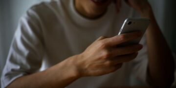 Seniorka ze Starachowic padła ofiarą oszustów. Straciła 50 tysięcy złotych