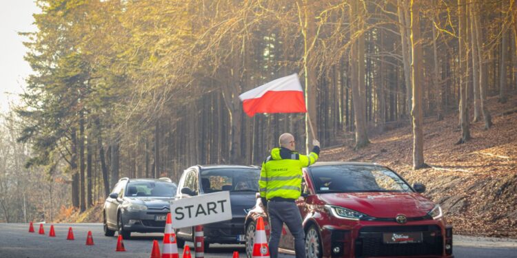 Start do Samochodowego Turystycznego Rajdu Kobiet AutoKrólove 2025 / Fot. Automobilklub Kielecki