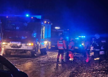 Tragedia na drodze. Samochód osobowy uderzył w przydrożne drzewo