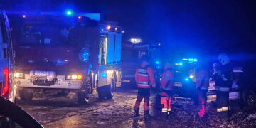 Tragedia na drodze. Samochód osobowy uderzył w przydrożne drzewo