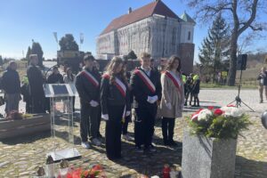 16.03.2025. Sandomierz. Pomnik ofiar wojennych. Uroczystości upamiętniające ofiary terroru niemieckiego z czasu II wojny światowej / Fot. Grażyna Szlęzak - Radio Kielce