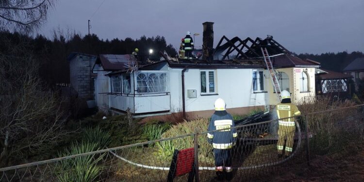 Pożar domu jednorodzinnego. W akcji pięć zastępów straży