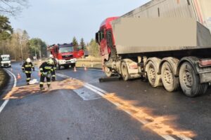 Utrudnienia na krajowej „42” po zderzeniu dwóch samochodów