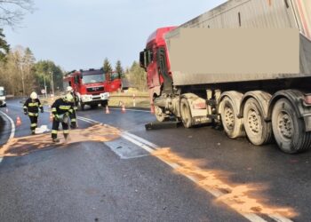 Utrudnienia na krajowej „42” po zderzeniu dwóch samochodów