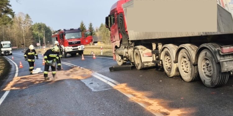 Utrudnienia na krajowej „42” po zderzeniu dwóch samochodów