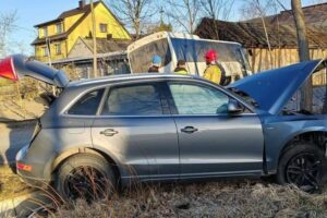 18.03.2025. Rzepinek, powiat starachowicki. Zderzenie autobusu z samochodem osobowym / Fot. PSP Starachowice