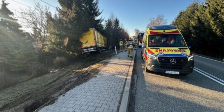 Ciężarówka wypadła z drogi. Są utrudnienia