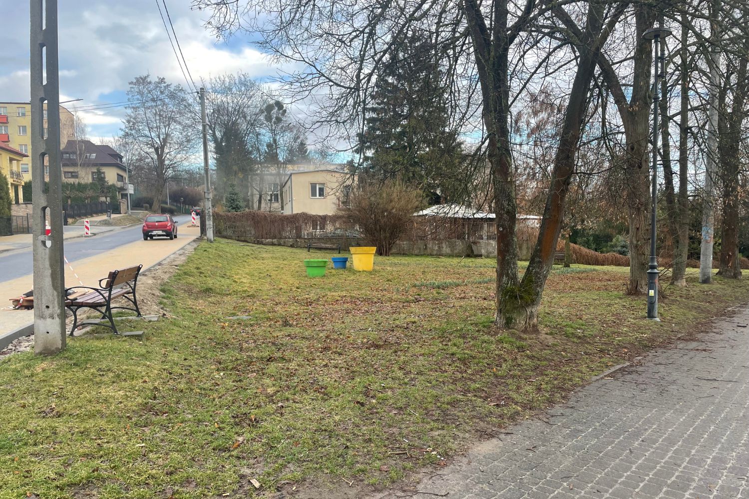 14.03.2025. Sandomierz. Ul. Słowackiego. Jedno z miejsc, gdzie powstanie park kieszonkowy / Fot. Grażyna Szlęzak - Radio Kielce