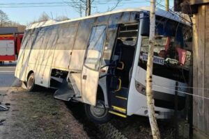 18.03.2025. Rzepinek, powiat starachowicki. Zderzenie autobusu z samochodem osobowym / Fot. Starachowice-Net