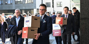 Hołownia złożył w PKW 400 tysięcy podpisów poparcia pod jego kandydaturą