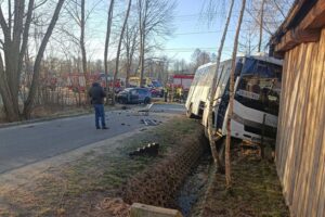 18.03.2025. Rzepinek, powiat starachowicki. Zderzenie autobusu z samochodem osobowym / Fot. KPP Starachowice