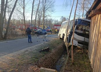 18.03.2025. Rzepinek, powiat starachowicki. Zderzenie autobusu z samochodem osobowym / Fot. PSP Starachowice