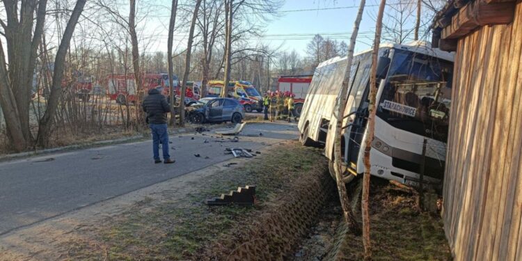 18.03.2025. Rzepinek, powiat starachowicki. Zderzenie autobusu z samochodem osobowym / Fot. KPP Starachowice