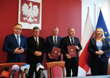 11.03.2025. Kielce. Podpisanie porozumienia w sprawie utworzenia w Ostrowcu Świętokrzyskim punktu paszportowego / Fot. Świętokrzyski Urząd Wojewódzki w Kielcach