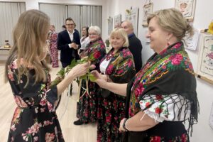 Ciekoty. Centrum Edukacji i Kultury „Szklany Dom” w Ciekotach. Wernisaż wystawy „Makatki od nowa” / Fot. Dorota Klusek - Radio Kielce