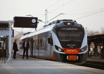 pociąg, pkp, rozkład jazdy, peron