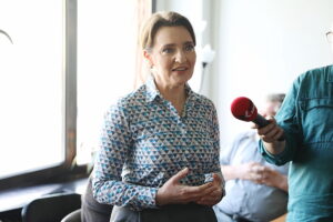 09.03.2025. Jędrzejów. Otwarcie powiatowego biura Platformy Obywatelskiej. Na zdjęciu: Marzena Okła-Drewnowicz - minister ds. polityki senioralnej / Fot. Wiktor Taszłow - Radio Kielce