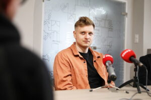 18.03.2025. Kielce. Konferencja w Teatrze Kubuś o nagrodzie Schillera dla aktora Mateusza Drozdowskiego. / Fot. Wiktor Taszłow - Radio Kielce