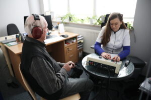 05.03.2025. Kielce. Świętokrzyski Oddział NFZ. Badanie słuchu / Fot. Wiktor Taszłow - Radio Kielce