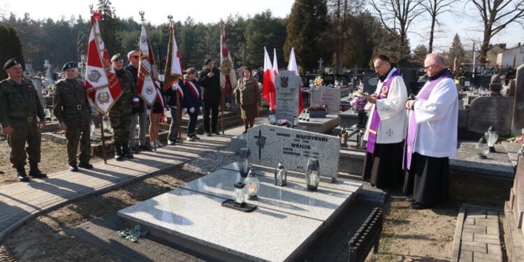 Kilkadziesiąt lat miejsce jego pochówku było nieznane. W Bliżynie poświęcono grób żołnierza AK