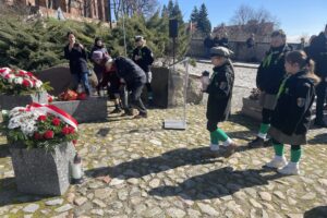 16.03.2025. Sandomierz. Pomnik ofiar wojennych. Uroczystości upamiętniające ofiary terroru niemieckiego z czasu II wojny światowej / Fot. Grażyna Szlęzak - Radio Kielce