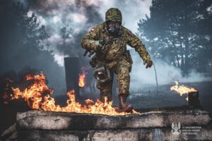 Płomienie, dym i sen w namiotach. Poligonowa codzienność