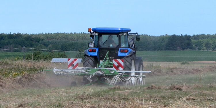 Na naszej wsi mniej nowych i używanych ciągników i przyczep - Radio Kielce